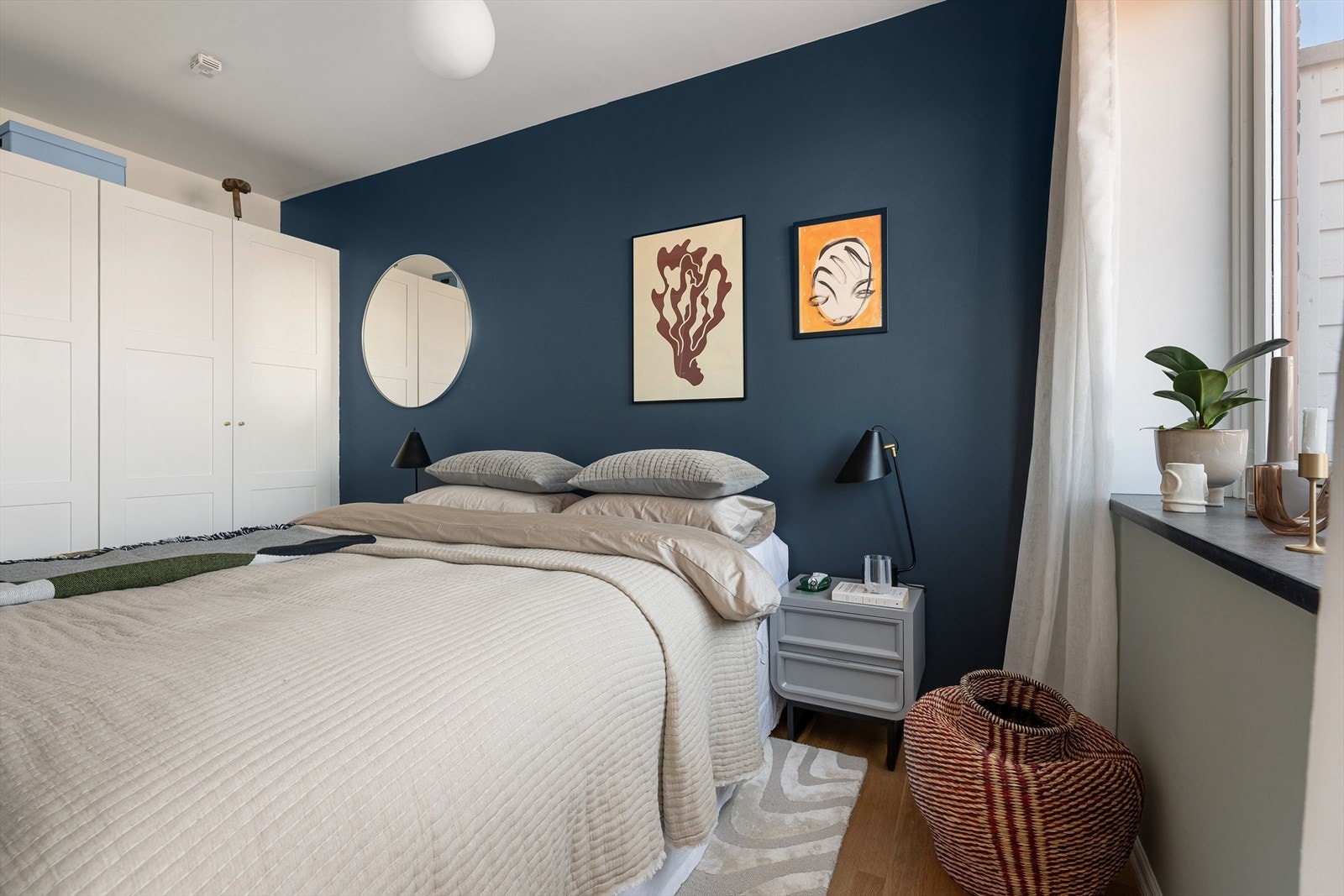 Soverom med garderobeskap Galleribilde