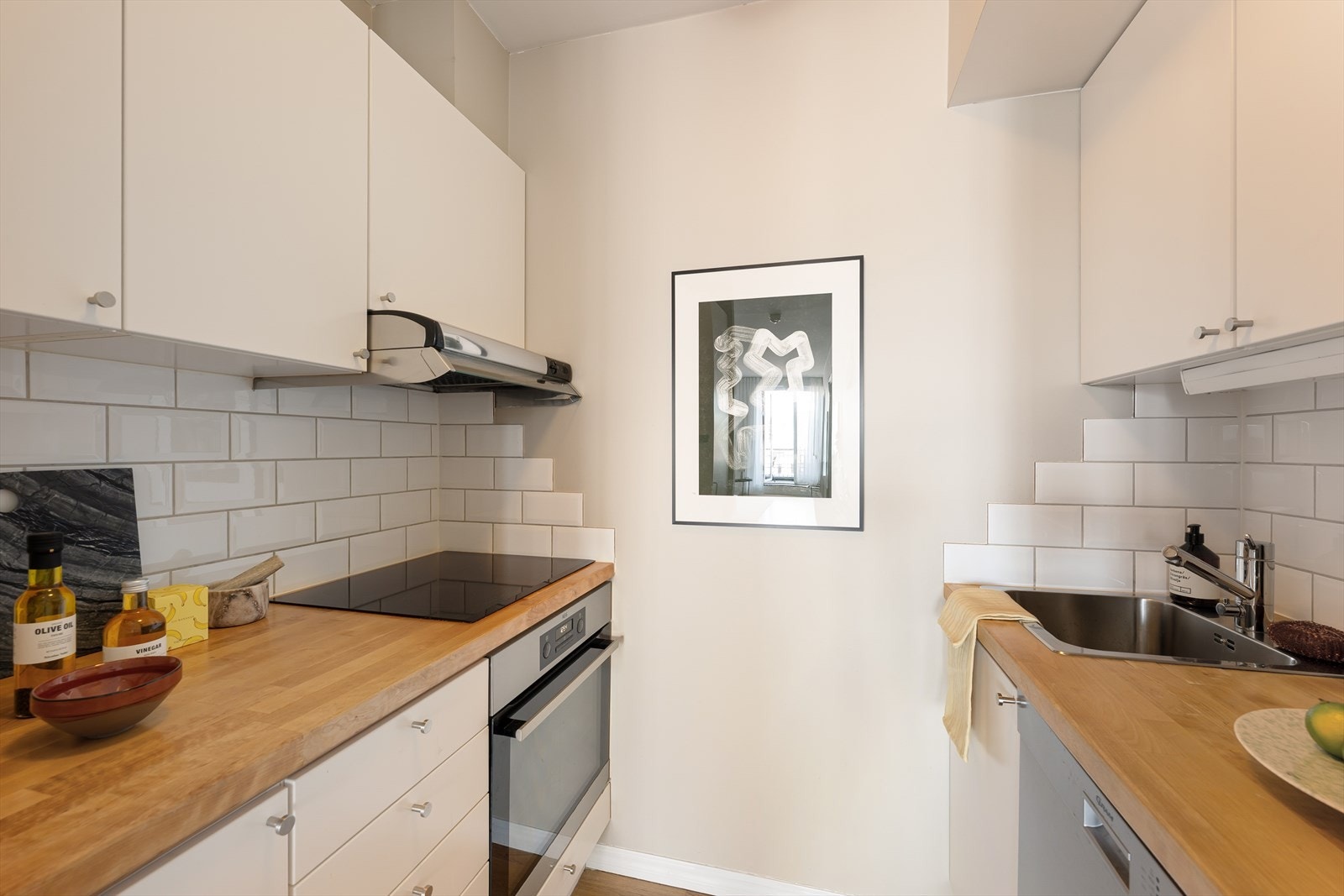 Kjøkken oppgradert i 2021 med ny skyllekum og blandebatteri, det er installert waterguard og benkeplate er slipt og lakkert Galleribilde