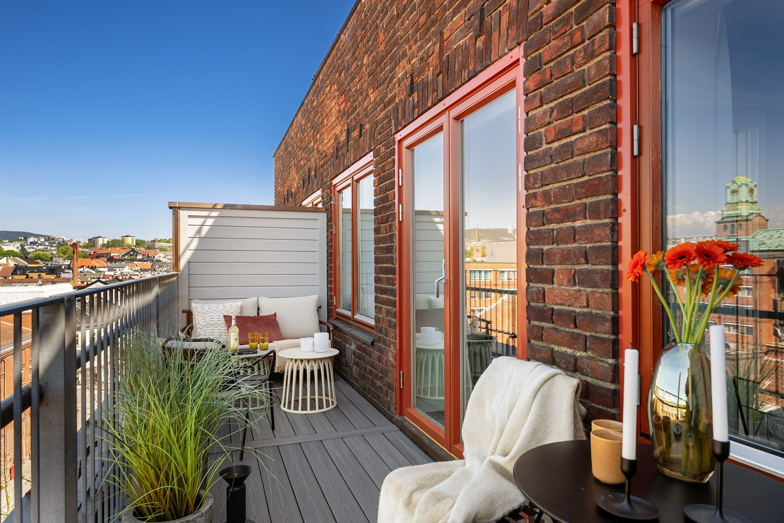 Fra stuen er det utgang til solrik terrasse Galleribilde