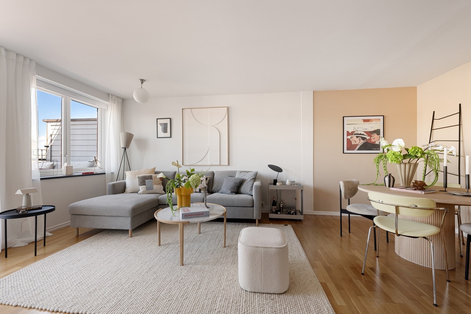 Lys og lekker stue. Fin utsikt og gode lysforhold Galleribilde