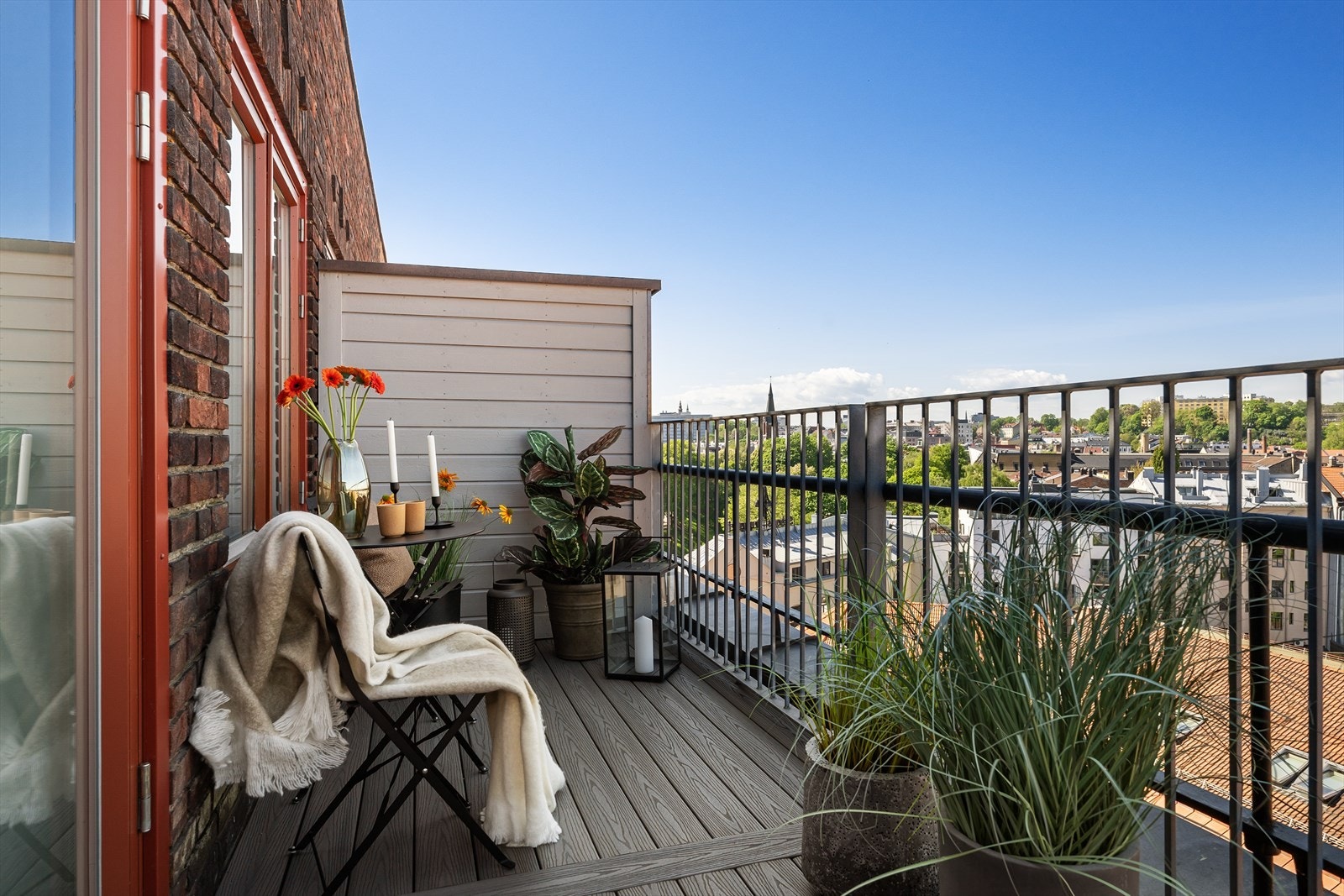 Terrassen vender mot nord vest og har fine solforhold på ettermiddag og kveld Galleribilde