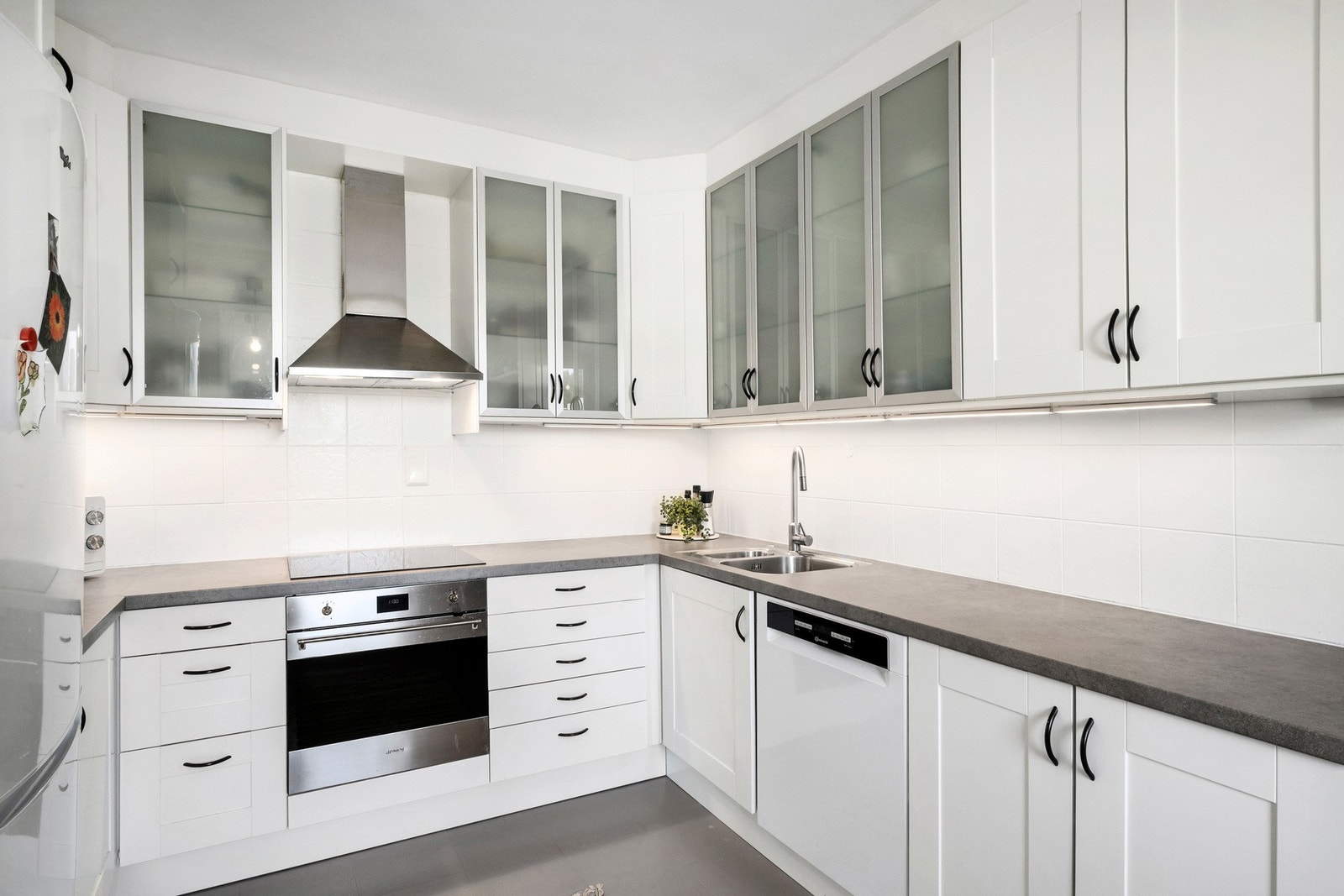 Kjøkkenet har godt med skap og benkeplass Galleribilde