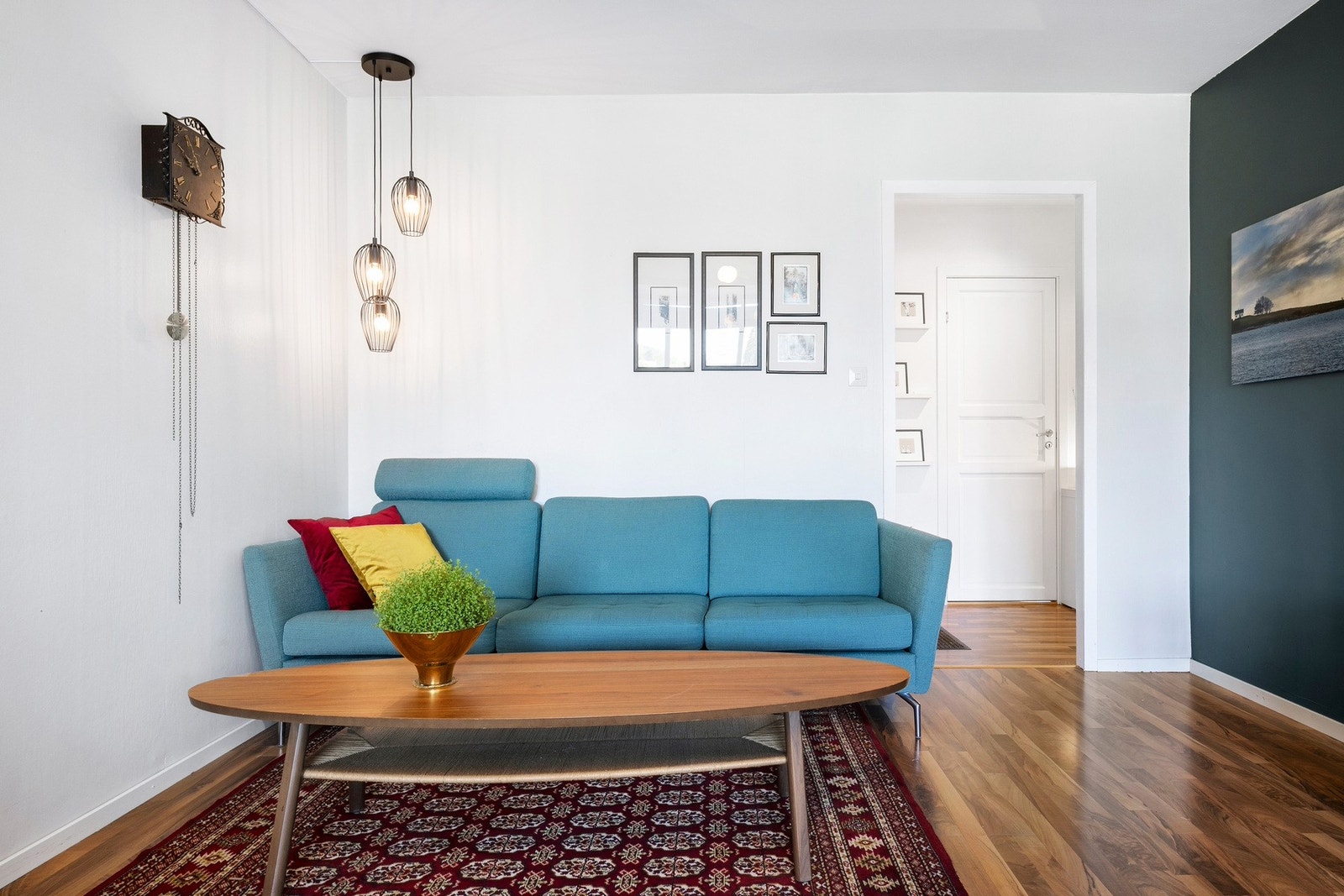 Stuen har god plass til sofagruppe og annet møblement Galleribilde