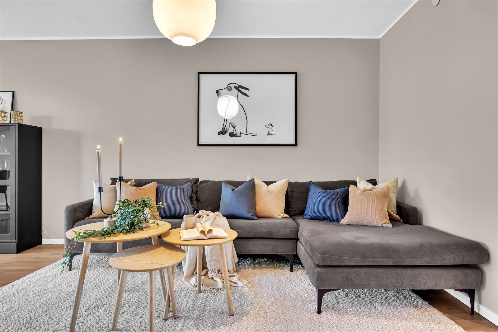 Stuen har god plass til stor sofagruppe med bord. Galleribilde