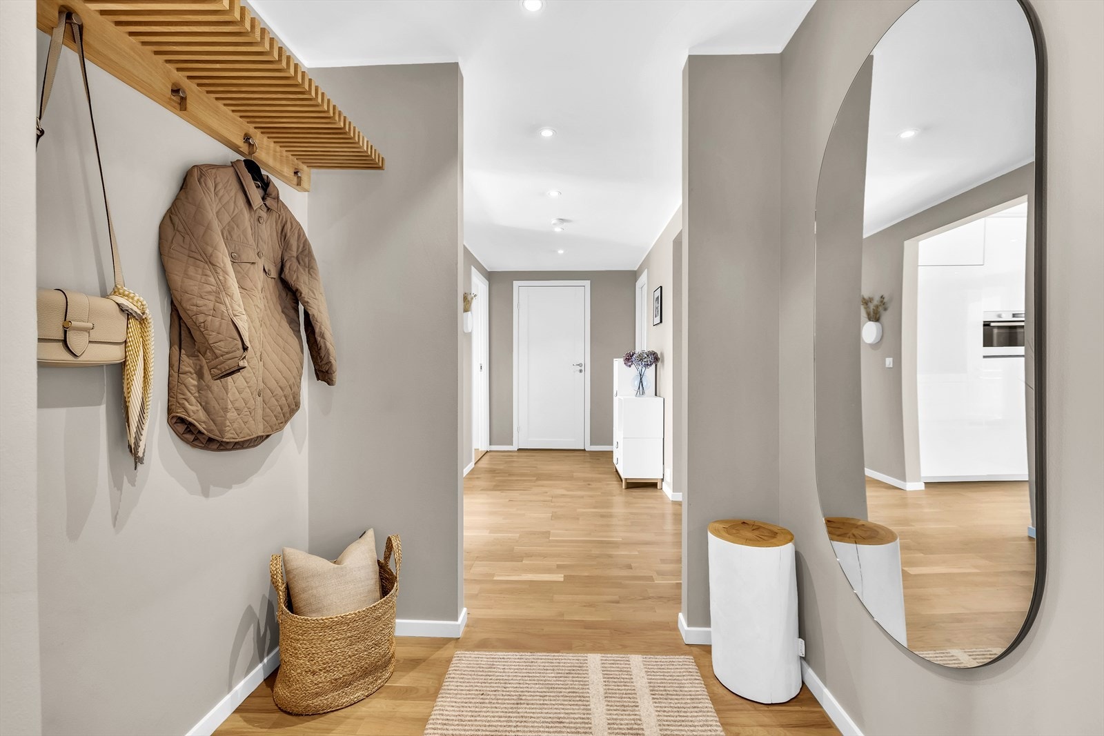 Entré/gang med plass til oppheng av yttertøy og sko. Galleribilde