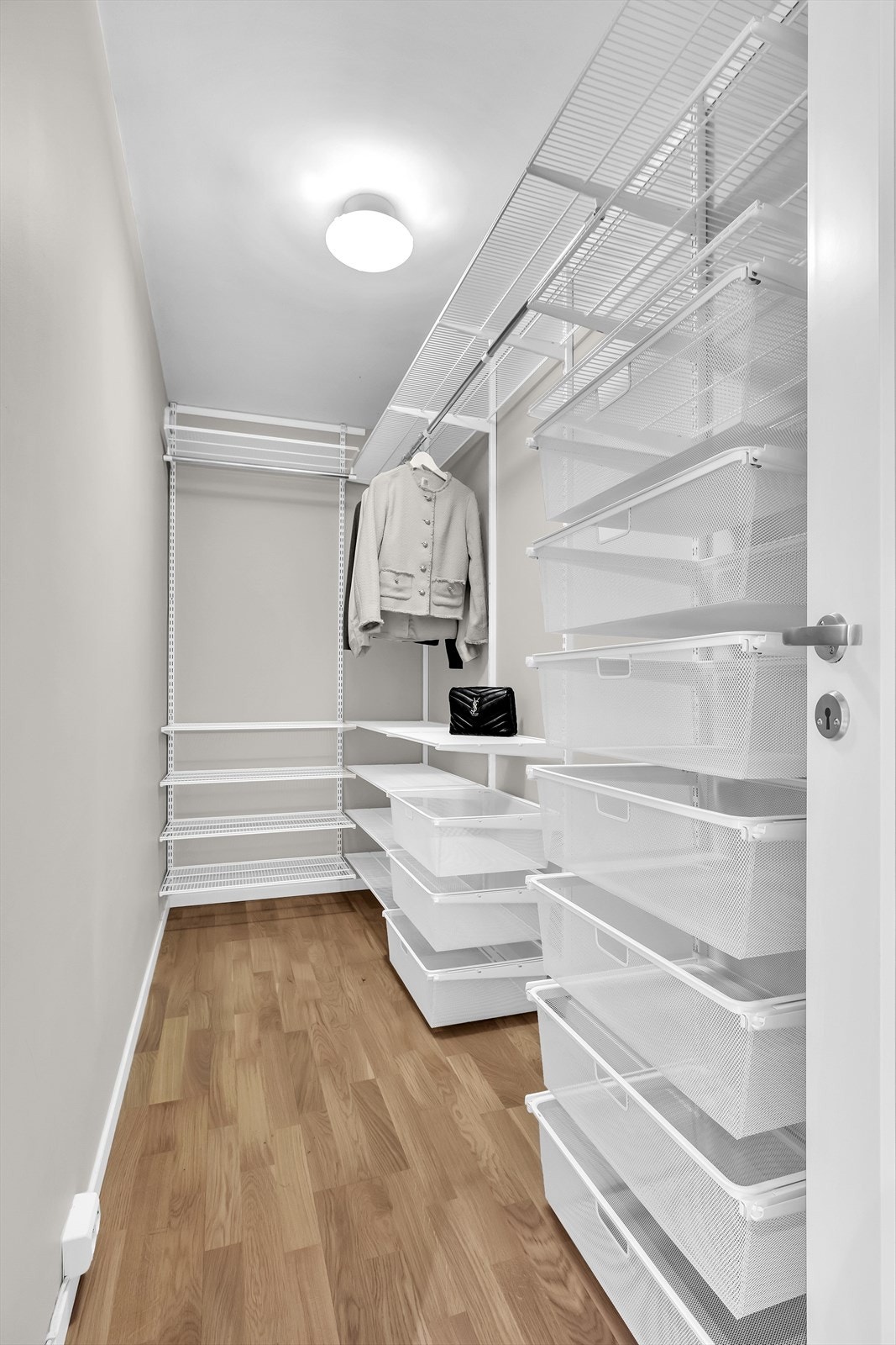 Innvendig bod/omkledningsrom i forbindelse med entréen. Galleribilde