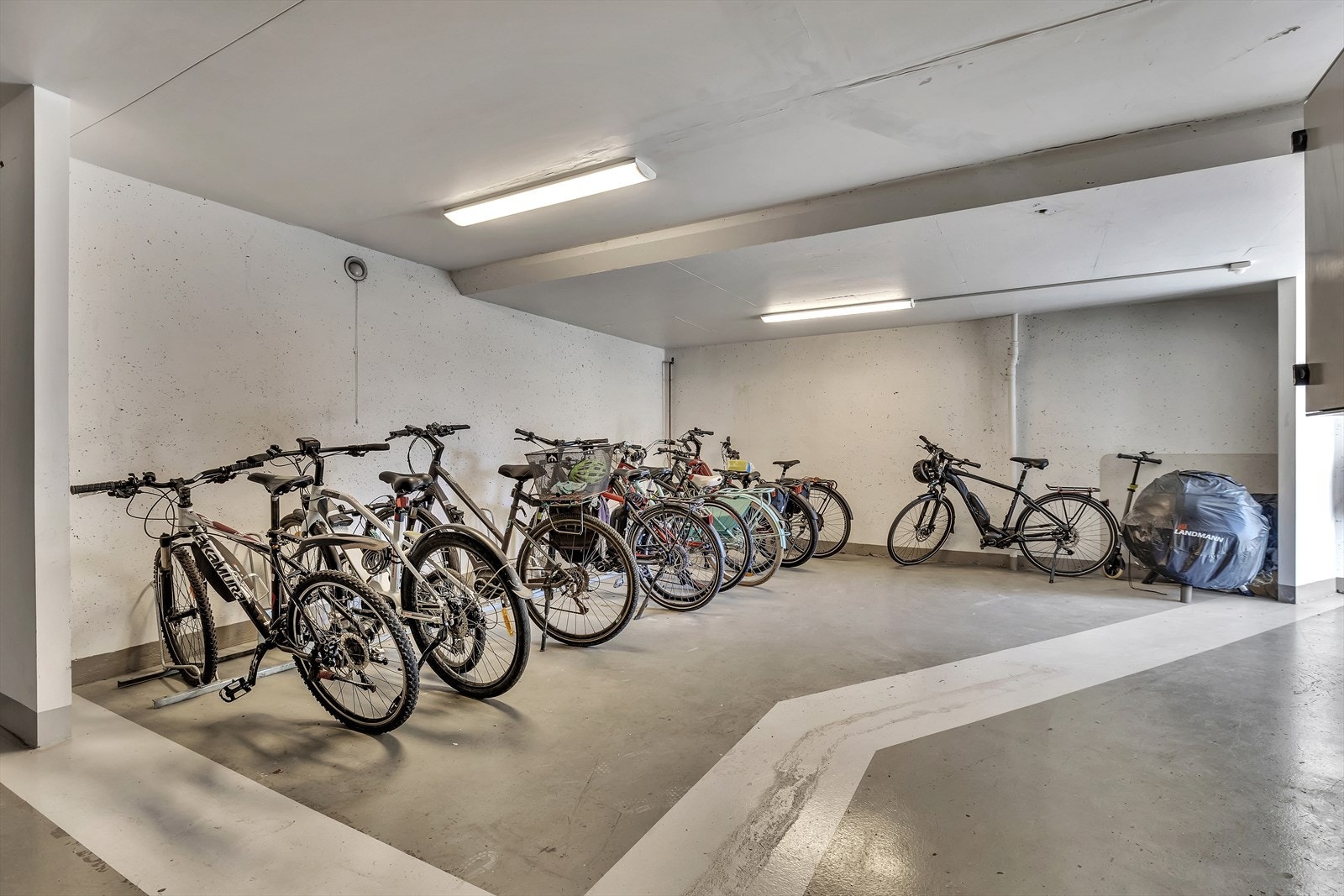 Sykkelparkering i borettslaget. Galleribilde