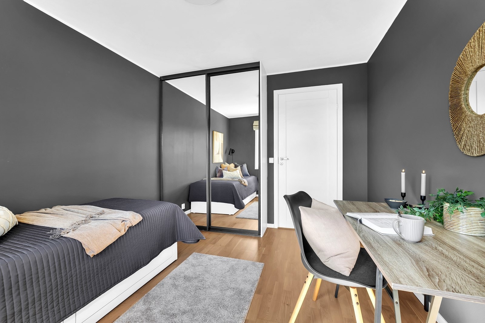 God plass til seng, garderobe og skrivebord. Galleribilde