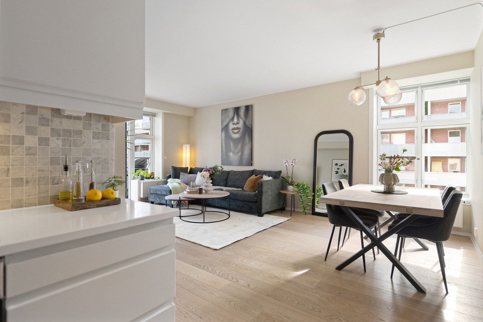 Kjøkkenets utforming gir plass til flere kokker og matglade gjester! Galleribilde