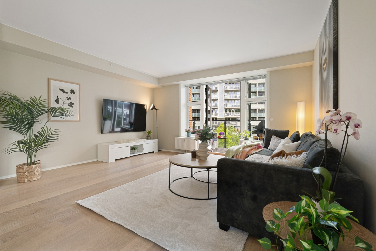 En flott bred parkett på gulv og vinduer på alle kanter. Galleribilde