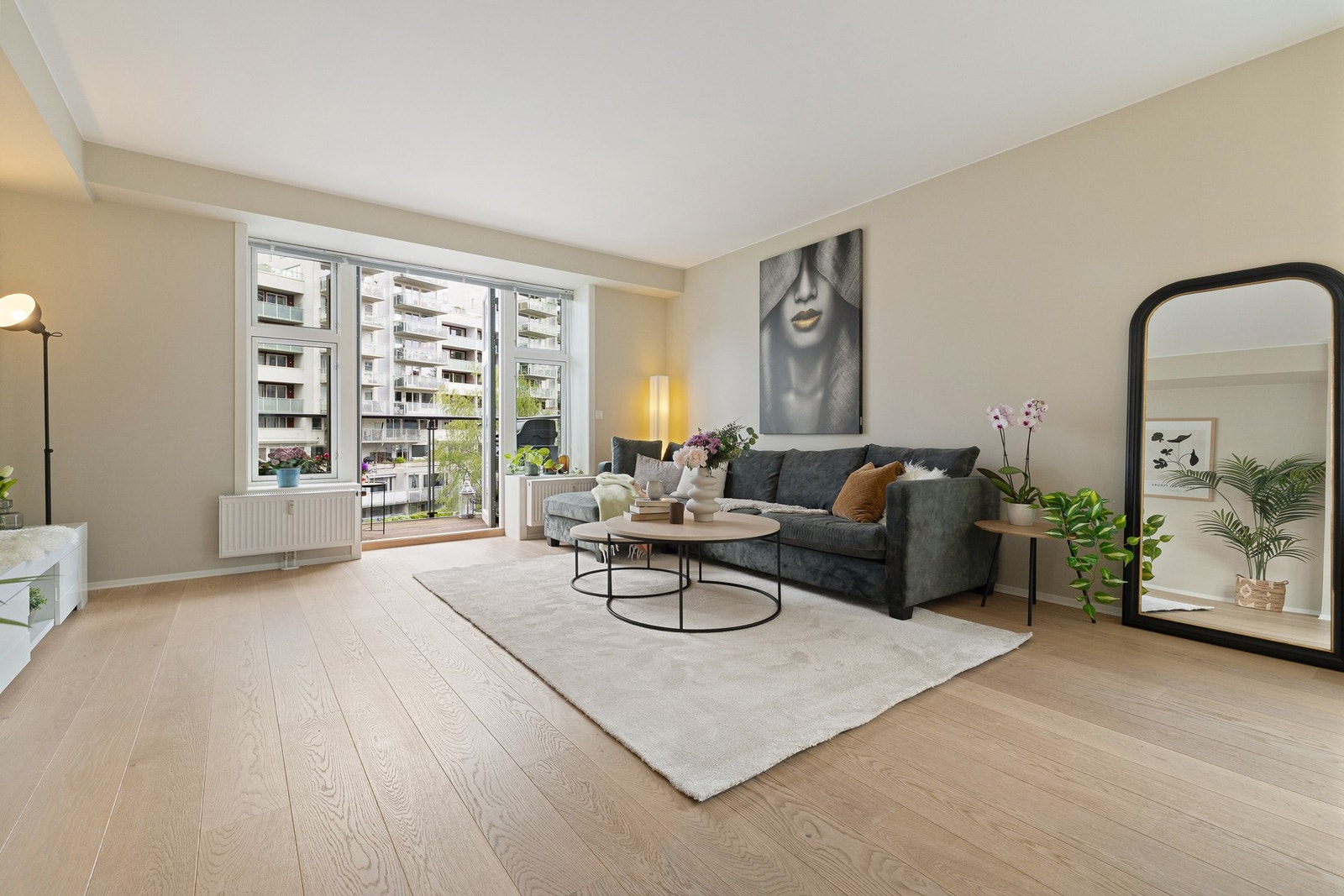 Store vinduer gir godt med naturlig lys. Takhøyde i stue ca. 2.65m. Galleribilde