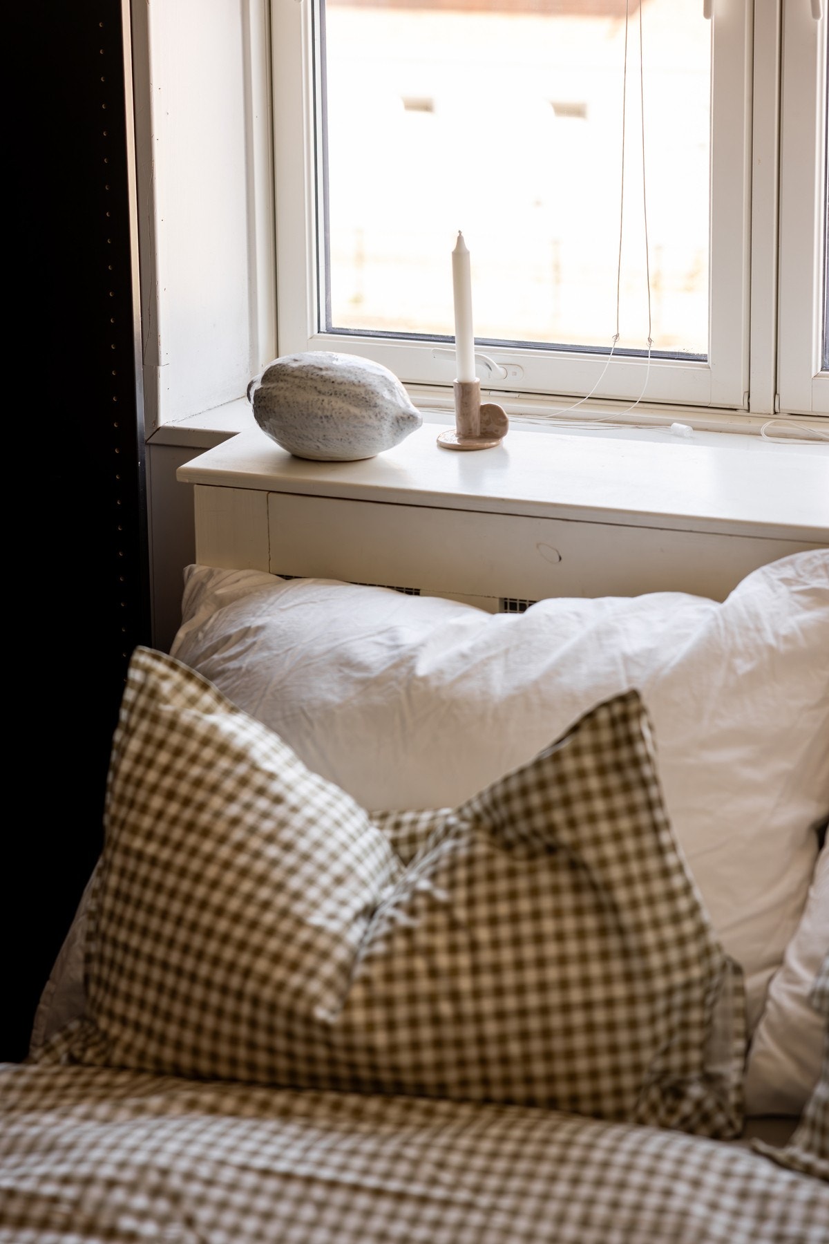 Veggene har moderne, malt panel som tilfører rommet en lun og tidsriktig atmosfære. Galleribilde