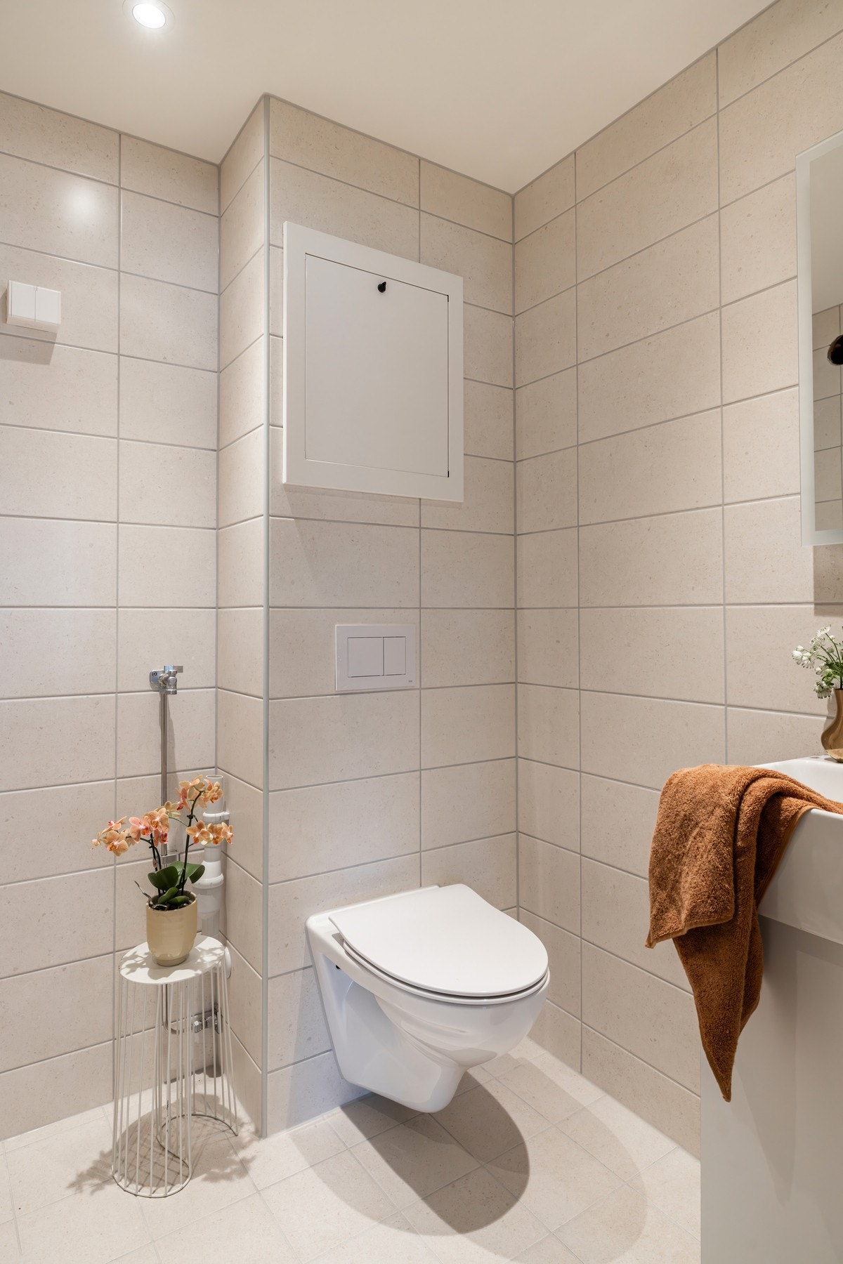 På badet er det opplegg og plass til vaskemaskin. Galleribilde