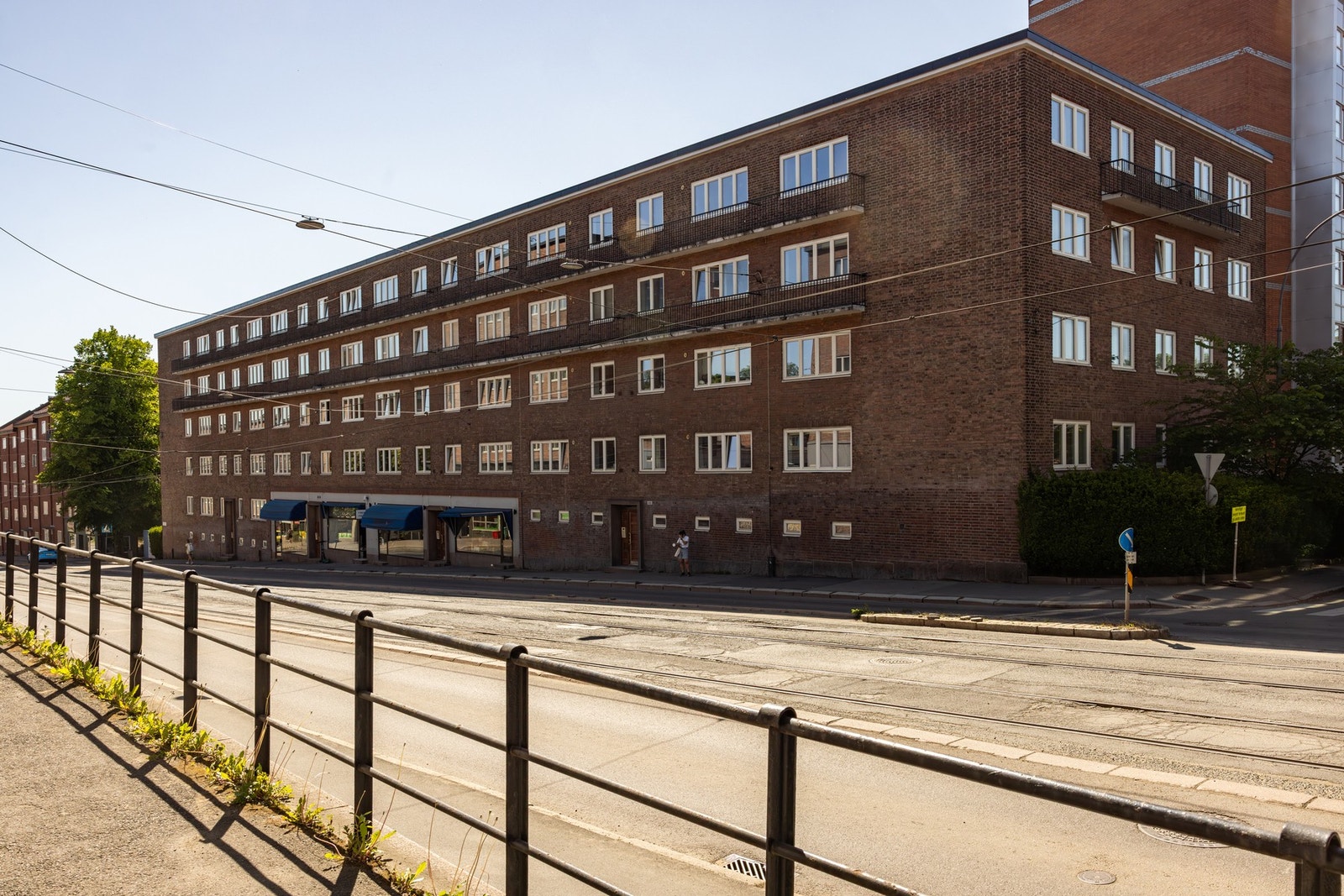 Borettslaget er veldrevet og tilbyr en skjermet bakgård, samt 6 parkeringsplasser tilgjengelig med P-bevis. Galleribilde