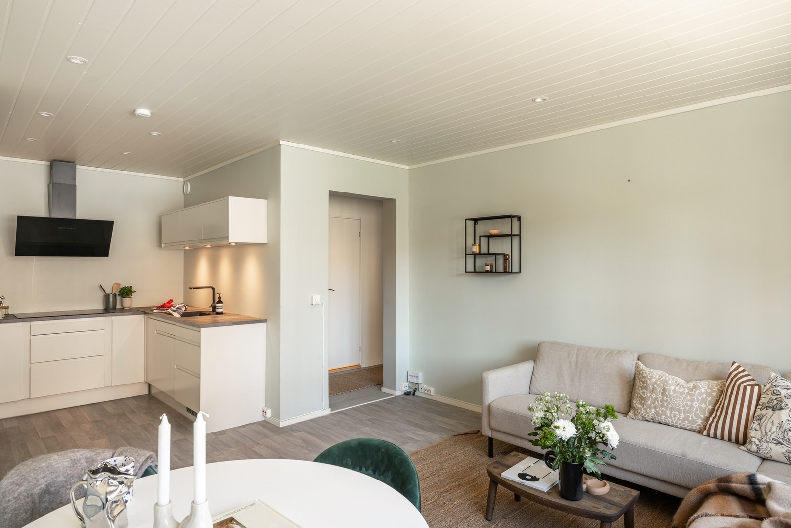 Planløsningen er sosial og åpen mot kjøkkenet, noe som gir en naturlig flyt mellom oppholds- og spisesonen. Galleribilde