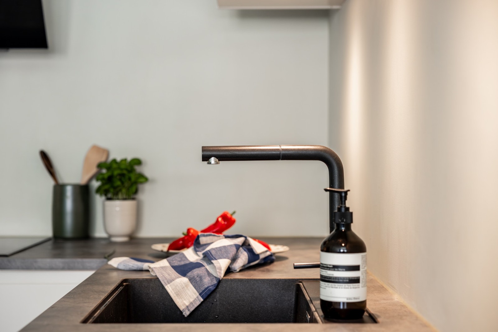 Benkeplaten er i slitesterk Horn laminat. Galleribilde