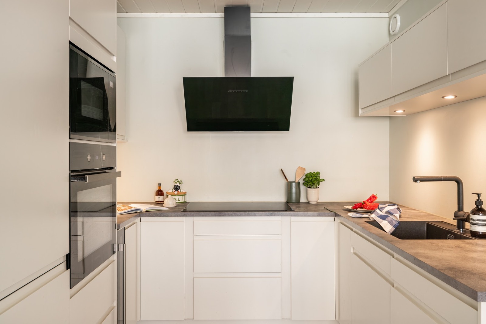 Det er godt med skap- og arbeidsplass. Galleribilde