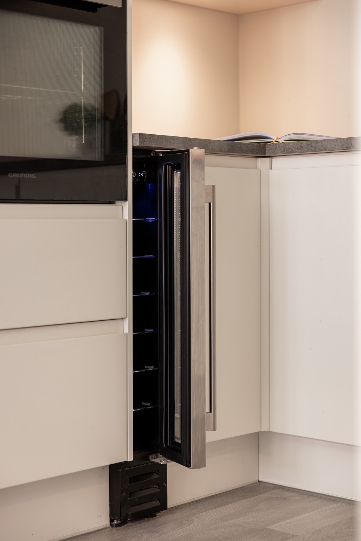 Vinskap fra Temptech er diskret integrert i innredningen. Galleribilde