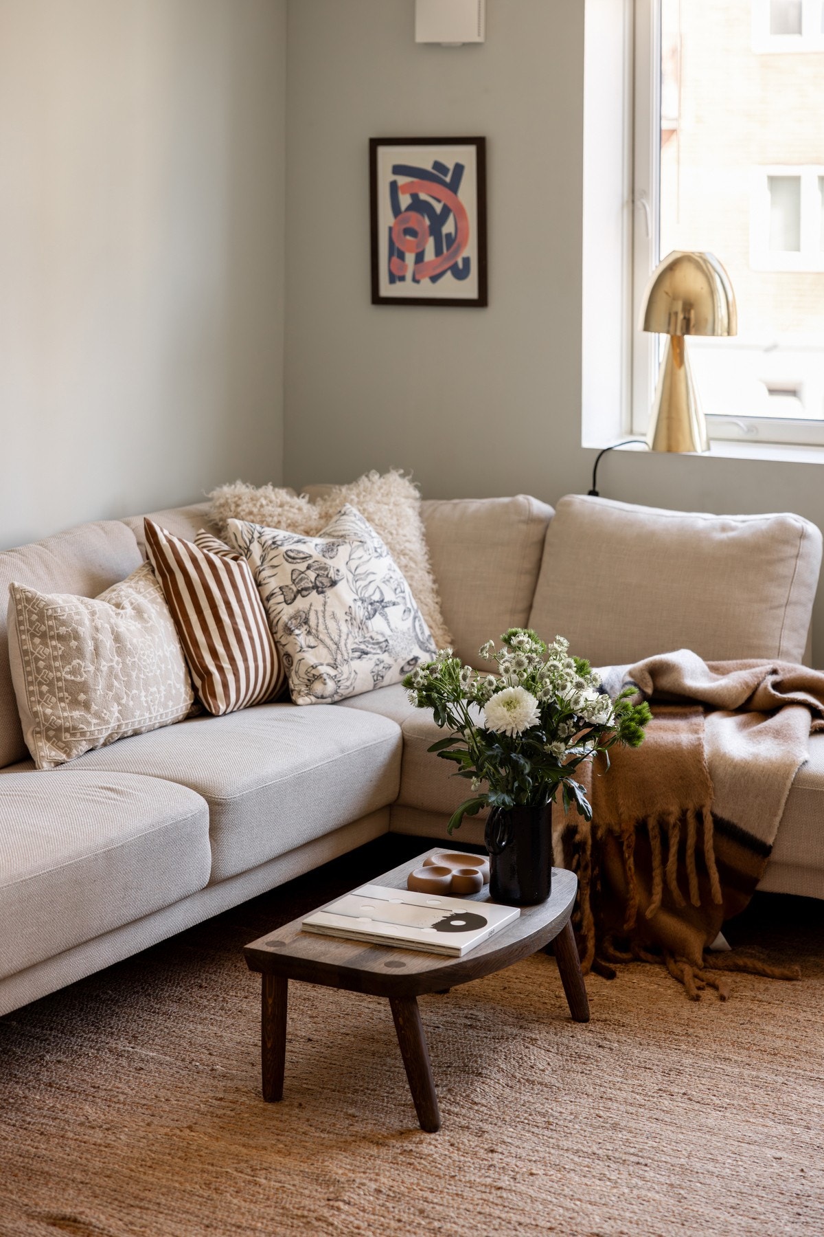 Under vinduet er det plassert en radiator, og oppvarming er inkludert i de månedlige fellesutgiftene. Galleribilde