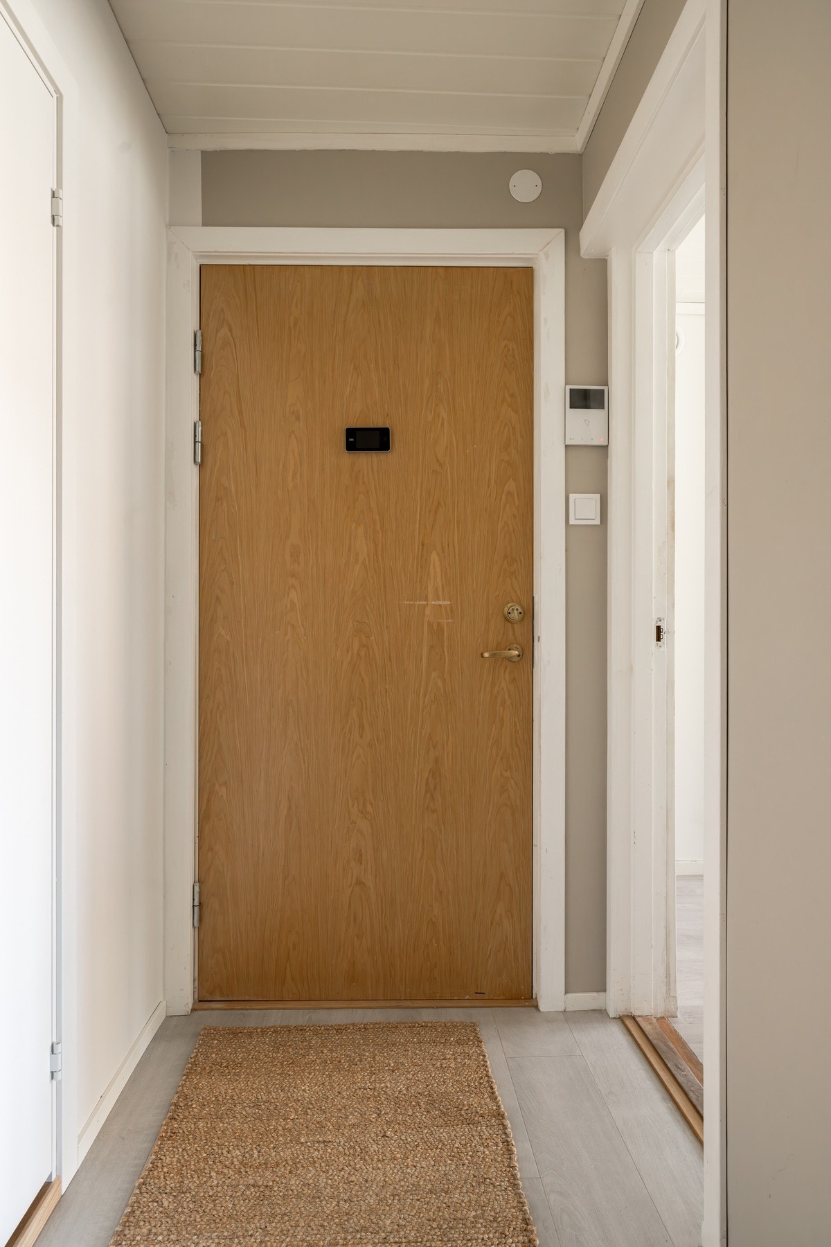 Entréen er et hyggelig førstemøte med boligen hvor veggene er malt i en moderne og lun fargetone. Galleribilde