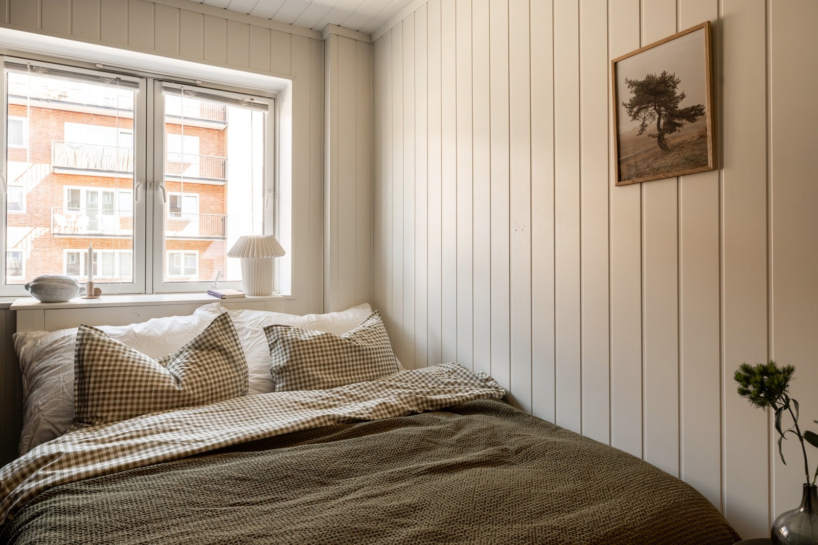 Et vindu sørger for godt med naturlig lys, noe som bidrar til en lys og behagelig romfølelse. Galleribilde