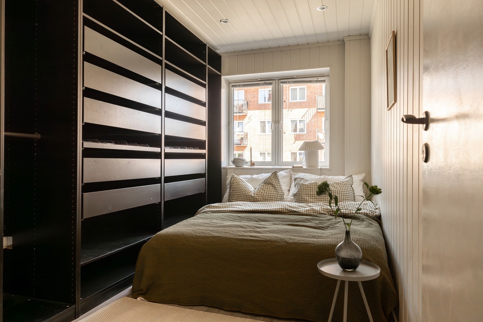 Soverommet fremstår som romslig og funksjonelt, med plass til dobbeltseng og tilhørende møblement. Galleribilde