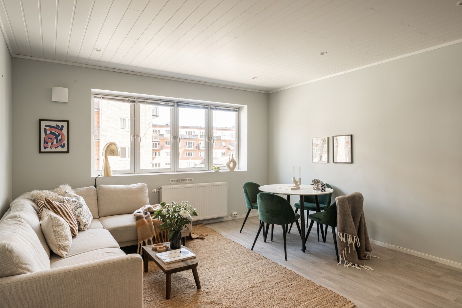 Stuen har gode muligheter for møblering med både spisebord, sofagruppe og øvrig stuemøblement etter ønske og behov. Galleribilde