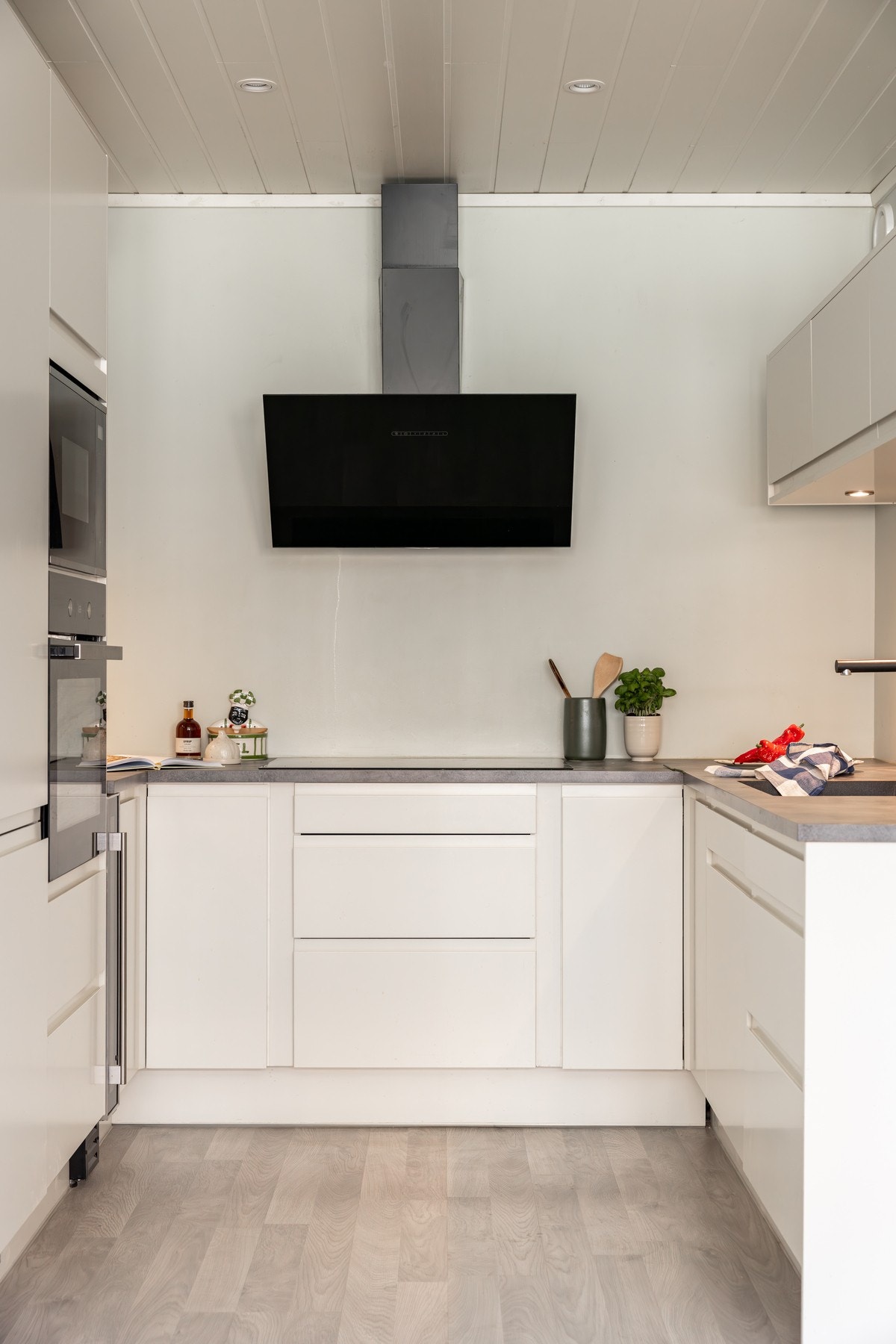 De integrerte hvitevarene består av bl.a. komfyr, induksjonstopp, oppvaskmaskin, kombiskap og mikrobølgeovn. Galleribilde