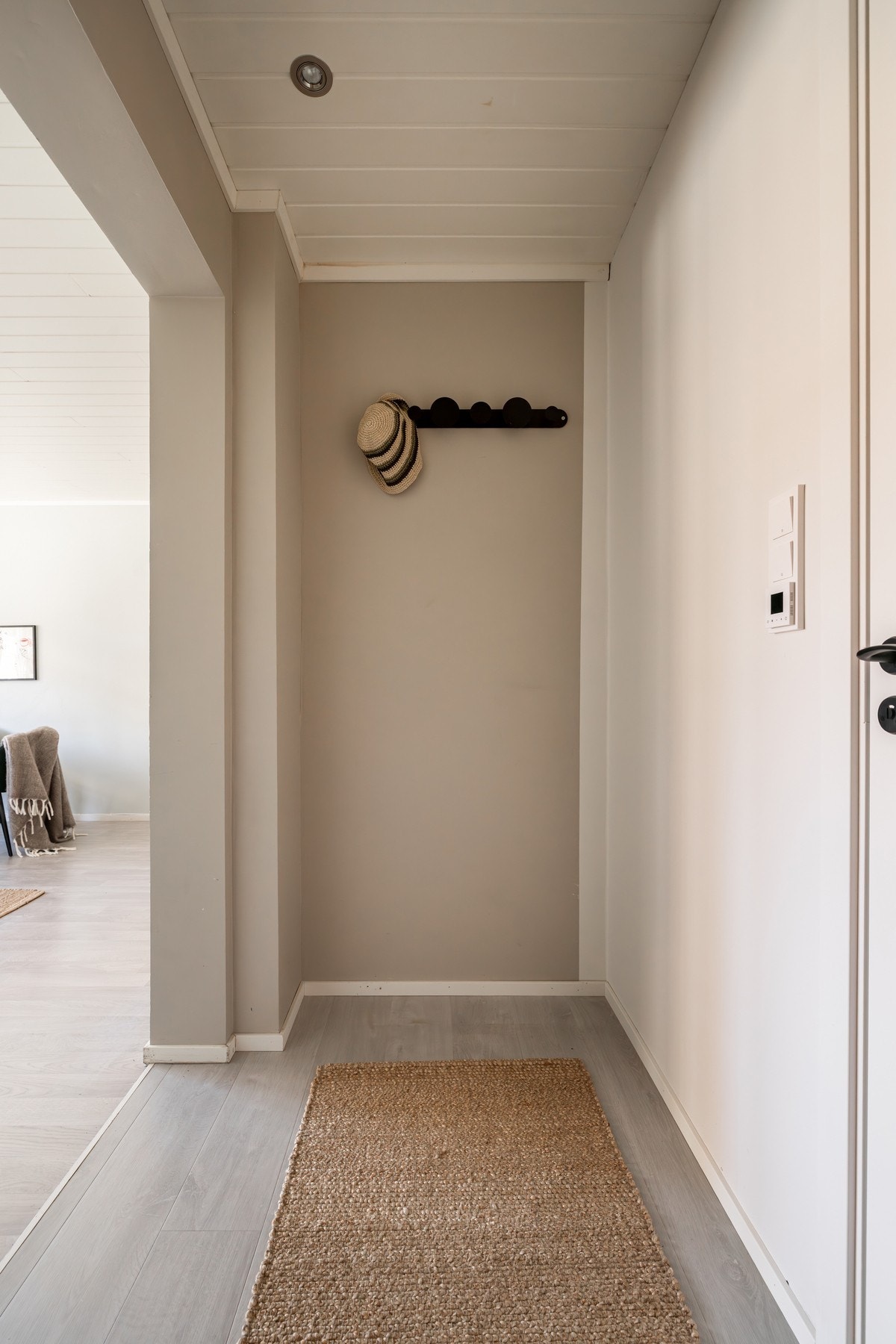 Det er god plass til oppheng av yttertøy og plassering av sko, og det finnes mulighet for å etablere en praktisk skyvedørsgarderobe i enden av rommet for ytterligere oppbevaring. Galleribilde