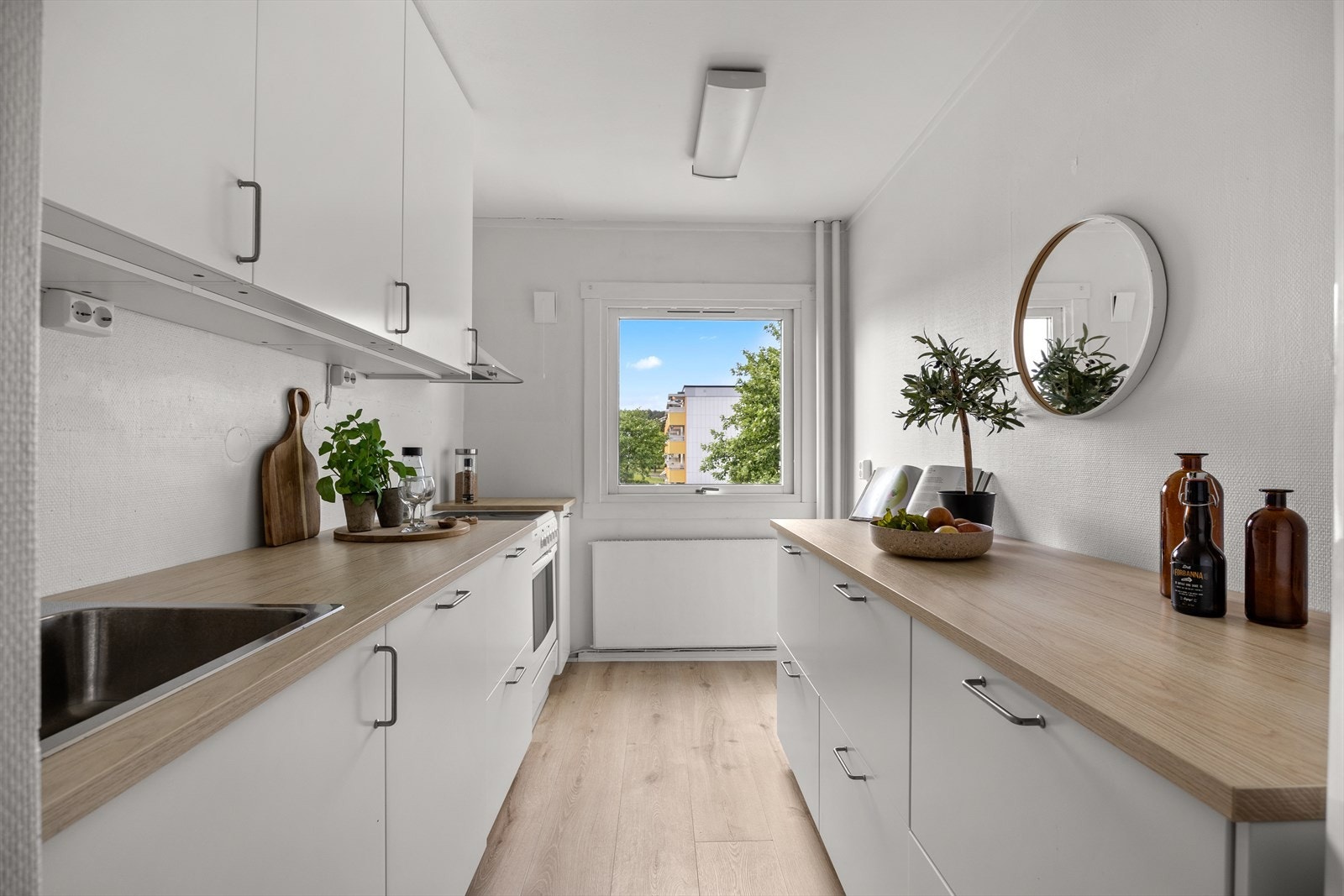 Godt med skap- og benkeplass Galleribilde