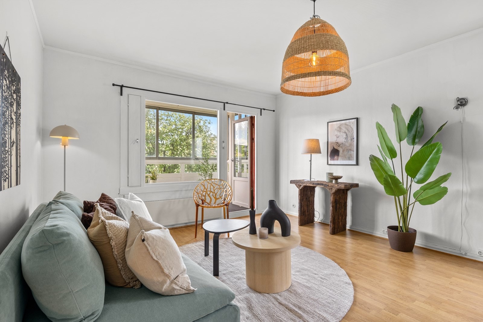 Stuen har god plass for både sofagruppe og spisebord Galleribilde