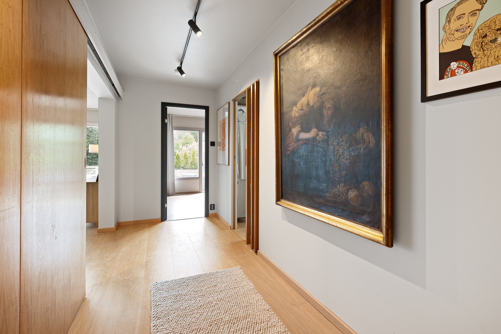 Mellom oppholdsrom og soveromsfløy er det satt inn en elegant skyvedør som gir en tydelig og funksjonell soneinndeling. Galleribilde