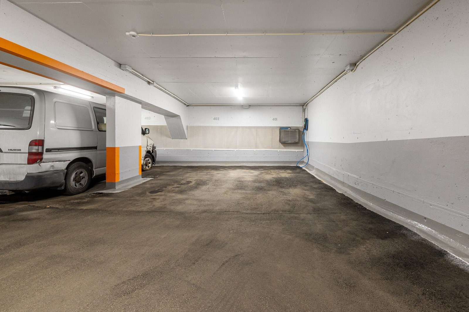 Medfølger garasjeplass med elbil-lader. Galleribilde
