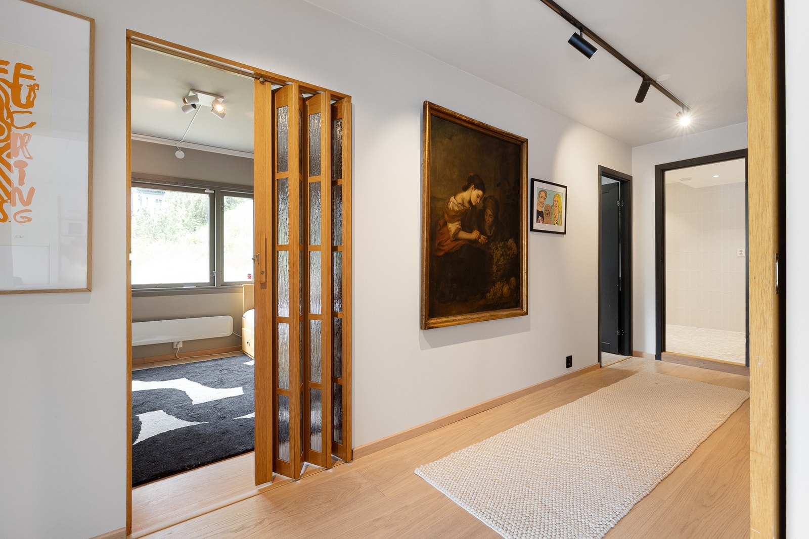Lys og praktisk gang med mulighet for plassering av oppbevaringsmøbler etter behov. Galleribilde