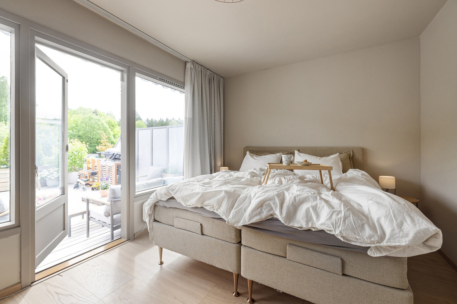 Hovedsoverommet byr i tillegg på gode innredningsmuligheter med plass til dobbeltseng, nattbord og øvrig møblement. Galleribilde