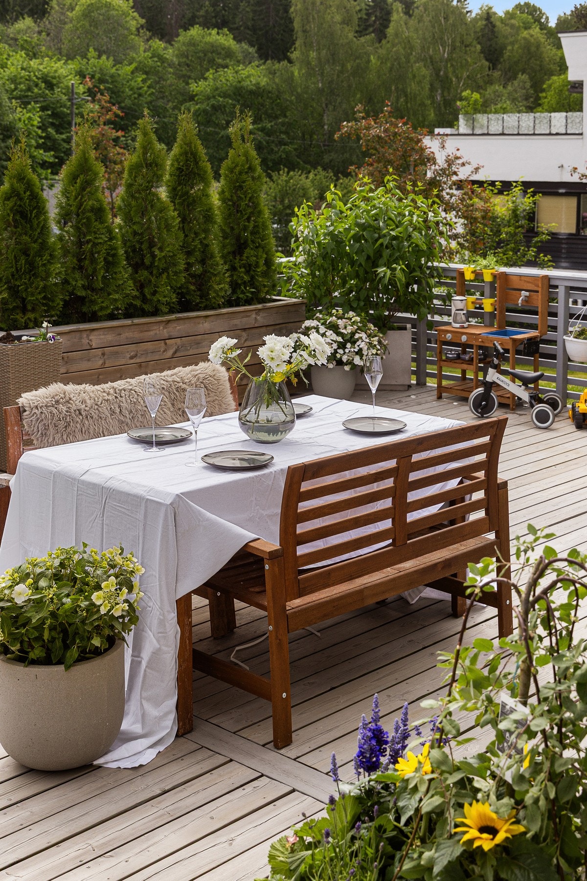 Uteplassen er ideelt for både hyggelige grillkvelder og avslappende dager i solen. Galleribilde