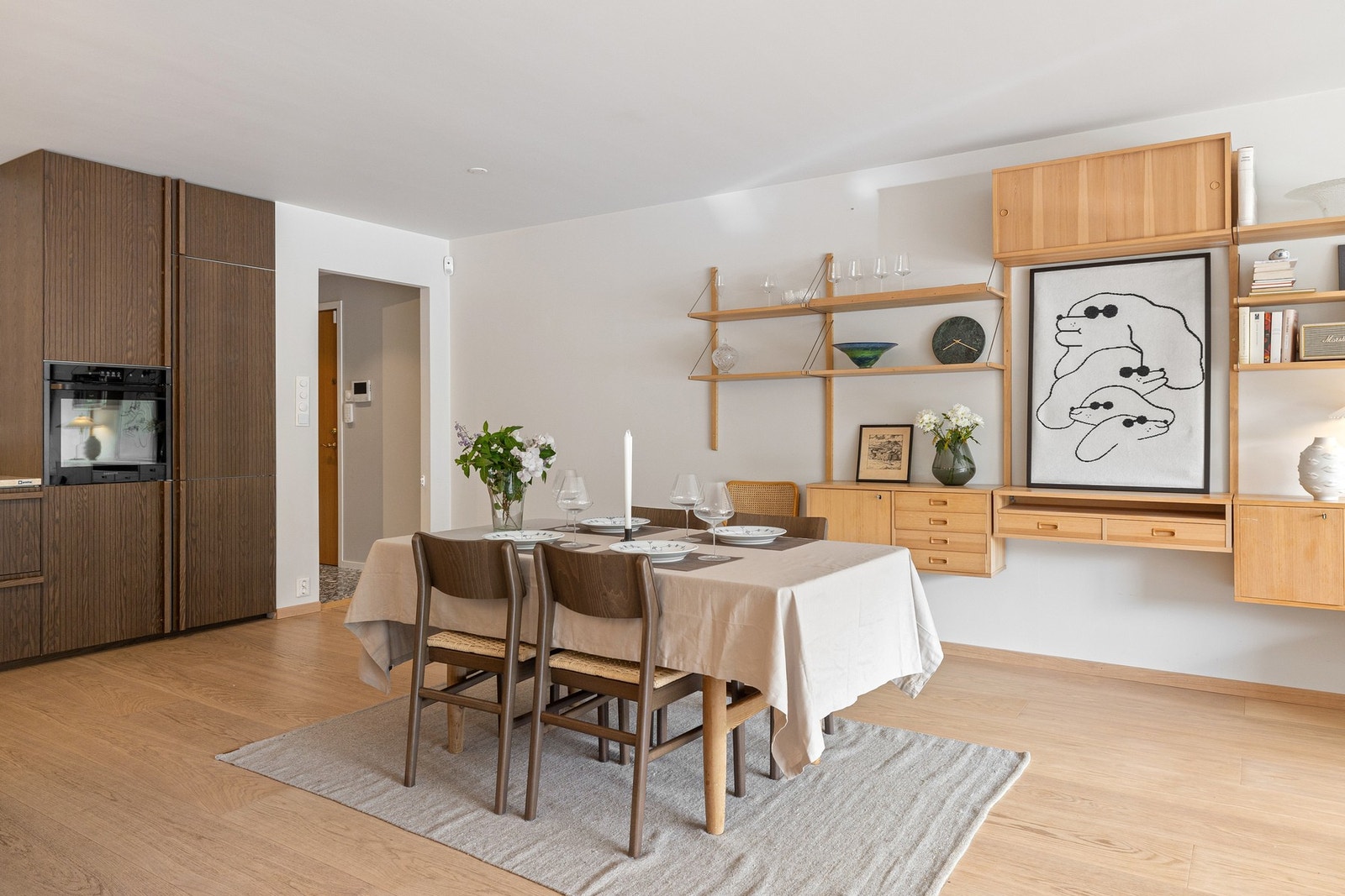 Dette er et kjøkken som kombinerer design, kvalitet og funksjonalitet - perfekt tilpasset den moderne boligeier. Galleribilde