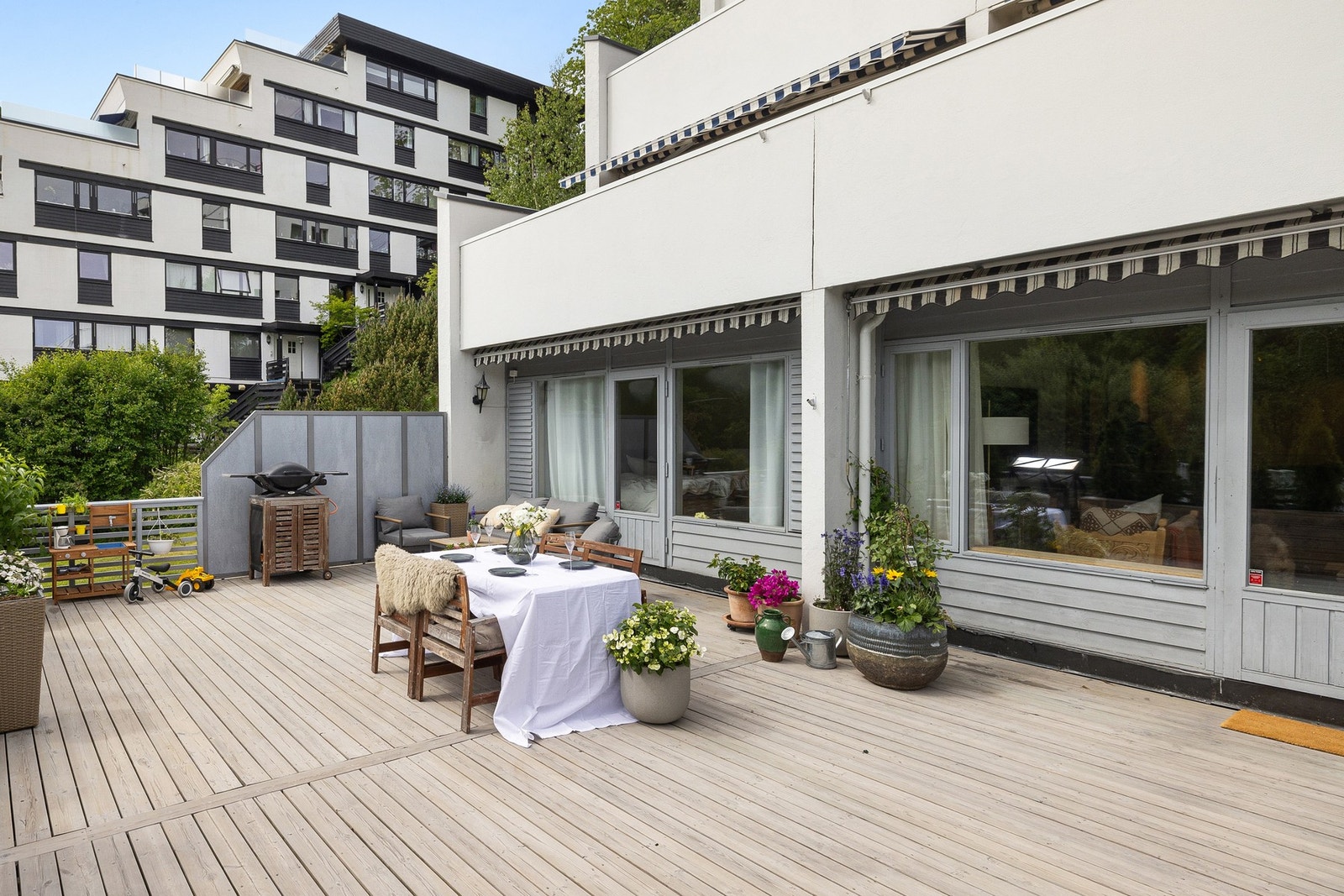 Den generøse størrelsen gir rikelig med plass til flere sittegrupper - for eksempel med sjeselong i den ene sonen og spisebord med grill i den andre. Galleribilde