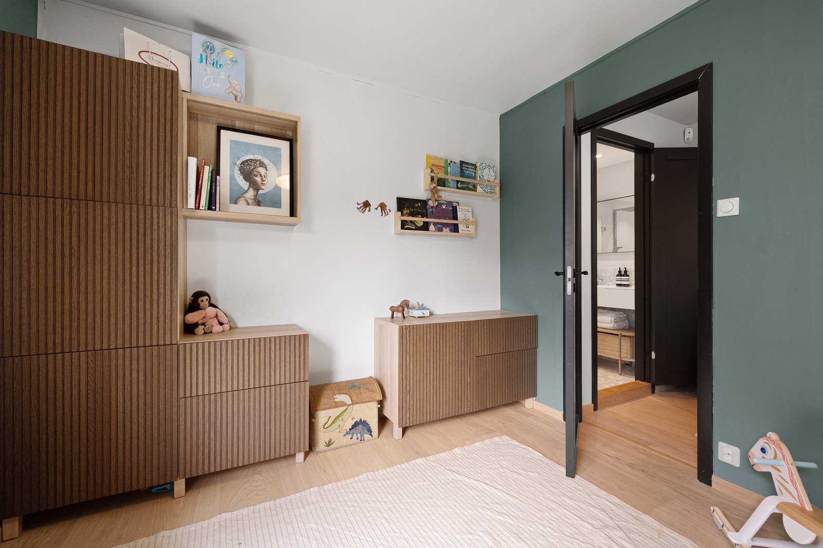 Her er det plass til seng, nattbord og garderobemøbler, og det er også rom for eksempelvis en kontorpult - perfekt for lekser eller hjemmekontor. Galleribilde