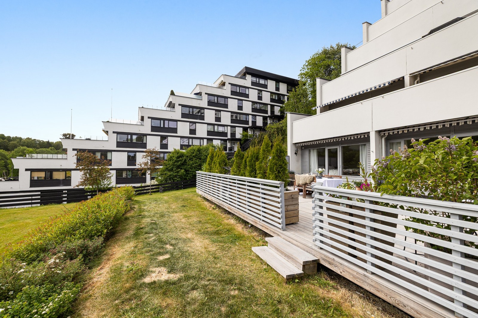 Fra terrassen er det direkte adkomst til den felles hagen, noe som gjør uteområdet både praktisk og tilgjengelig. Galleribilde