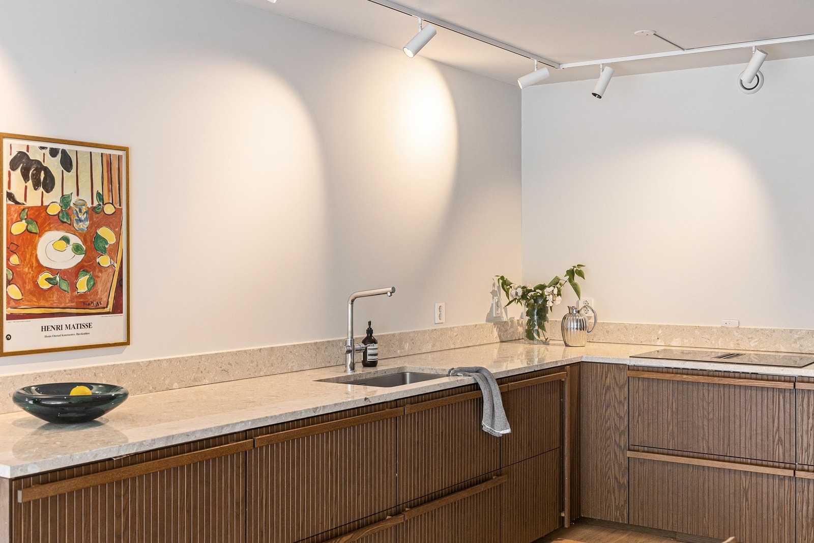 Benkeplaten i slitesterk terrazzo stein og er dratt 12 cm opp på veggene, som gir et helhetlig og elegant preg. Galleribilde
