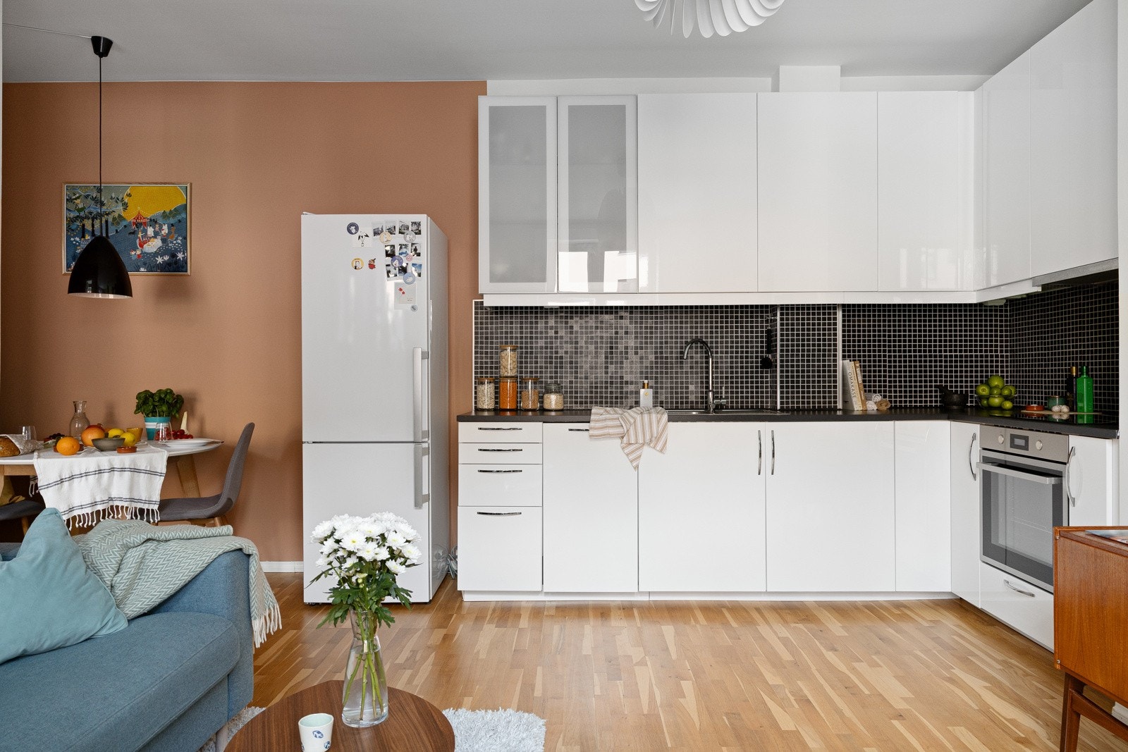 Den store benkeplassen er perfekt for kulinariske påfunn - samle venner og inviter til sosiale lag! Galleribilde