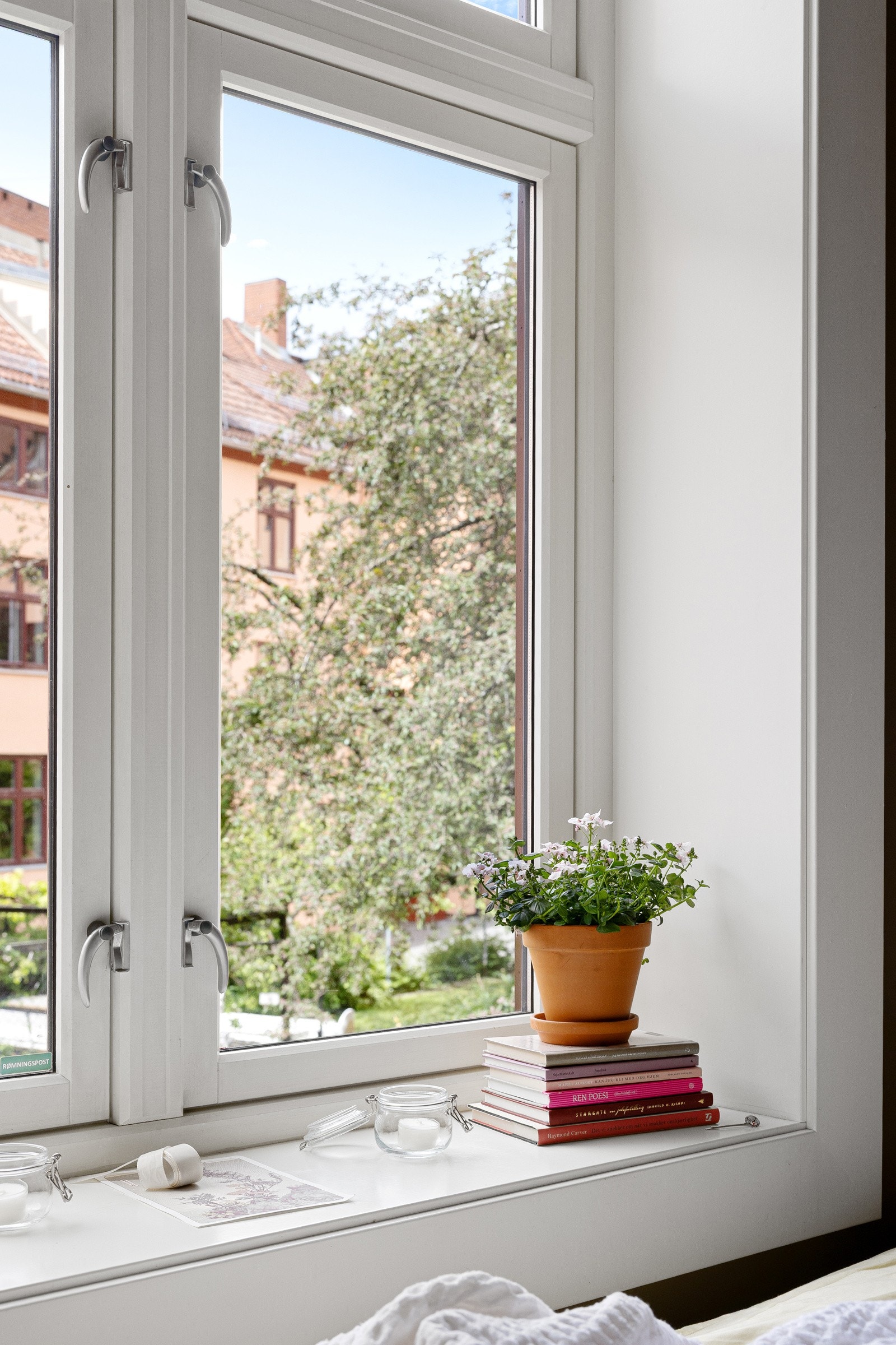 Fredelig utsyn fra soveromsvinduet. Galleribilde