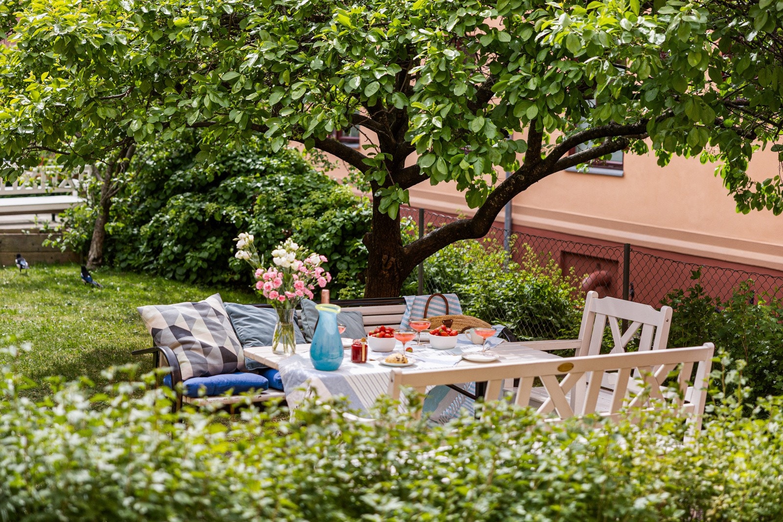 Inviter gode venner på besøk i det idylliske gårdsrommet. Galleribilde