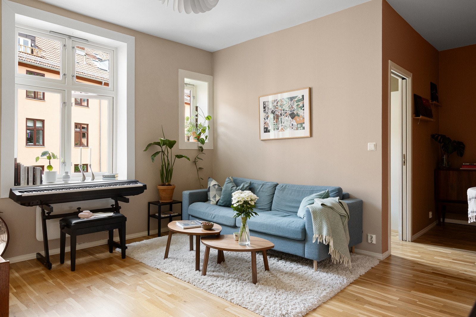 De store, brede vindusflatene i leiligheten bidrar til svært godt med naturlig lysinnslipp. Galleribilde