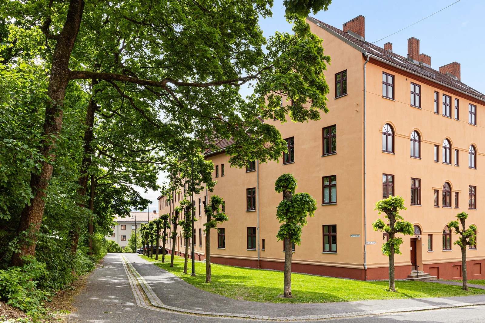 En vakker allé møter deg på vei inn mot leiligheten i Fjørtofts gate 23. Galleribilde