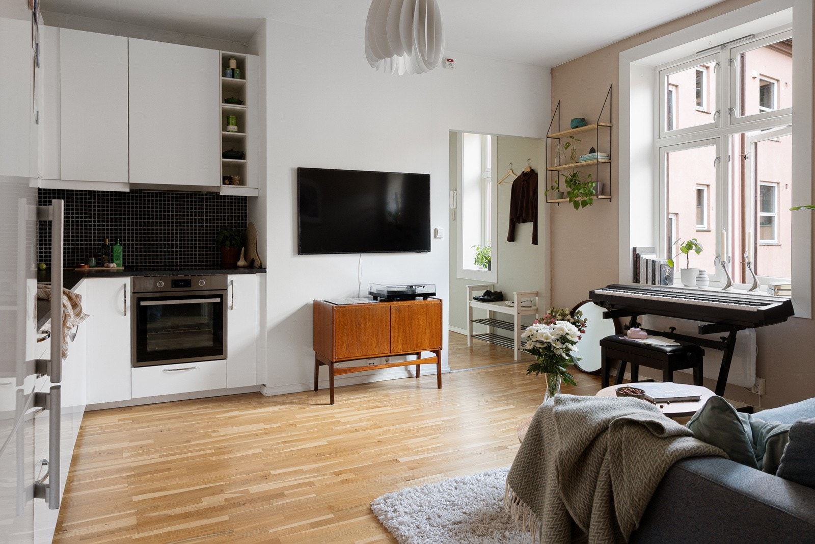 Leiligheten byr på en romslig stue-/kjøkkenløsning med mange møbleringsmuligheter. Galleribilde