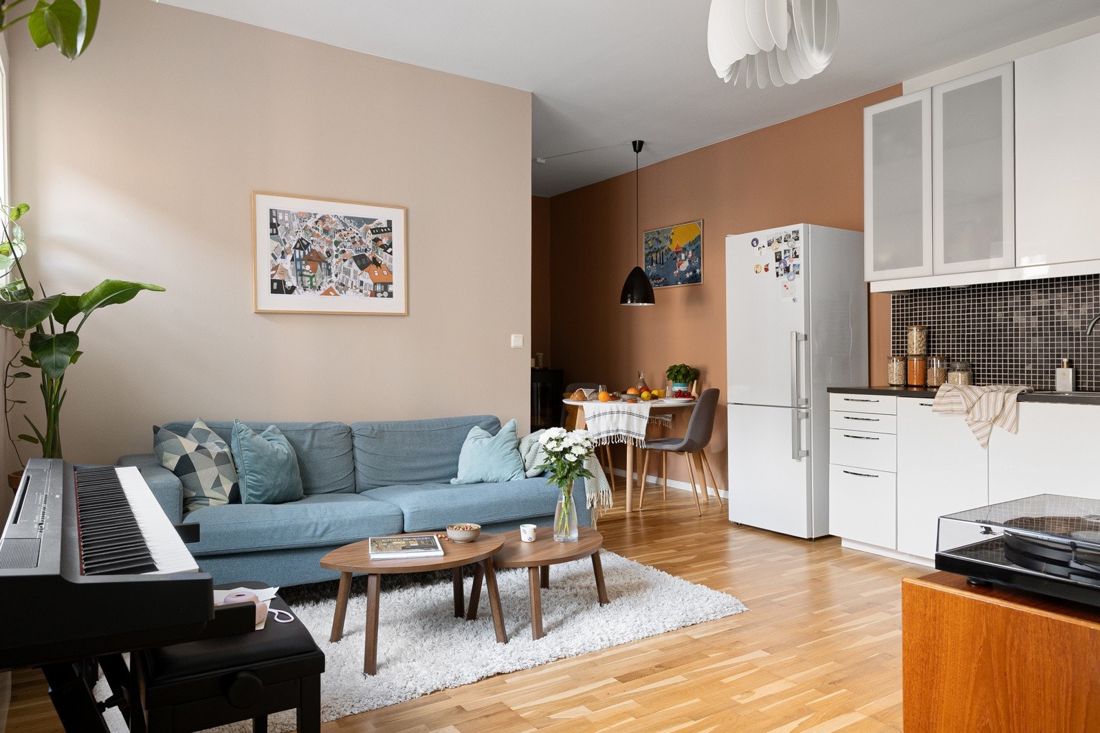 Du kan fint innrede med stor sofaseksjon, tilhørende mediemøblement, loungestol og mer - her er mulighetene mange. Galleribilde