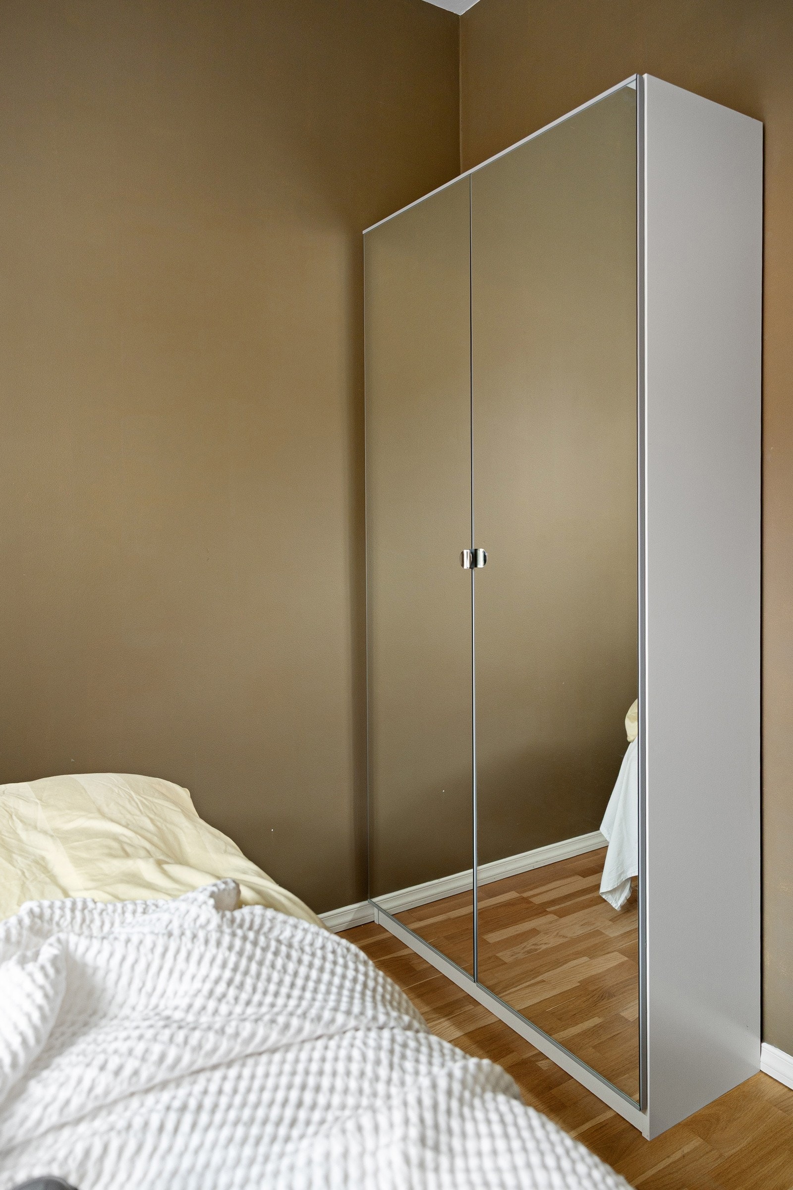 I tillegg til garderobeløsning på soverom - disponerer boligen ekstern bod på loft og i kjeller. Galleribilde