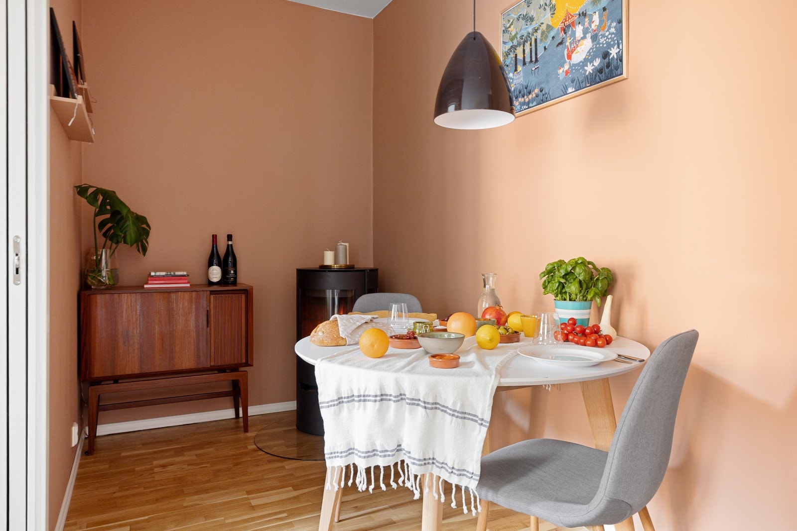 Svært hyggelig hjørne for spiseplass - her kan du også møblere med sjenker, kommoder, vitrineskap og lignende. Galleribilde